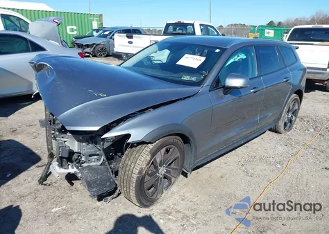 2020 Volvo V60 Cross Country T5 z USA, uszkodzony, nr VIN YV4102WK0L1033374